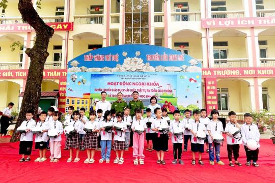 Trường Tiểu Học Bạch Hạc Tổ Chức Hoạt Động Ngoại Khóa Tuyên Truyền An Toàn Giao Thông và Trao Tặng Mũ Bảo Hiểm Cho Học Sinh Lớp 1